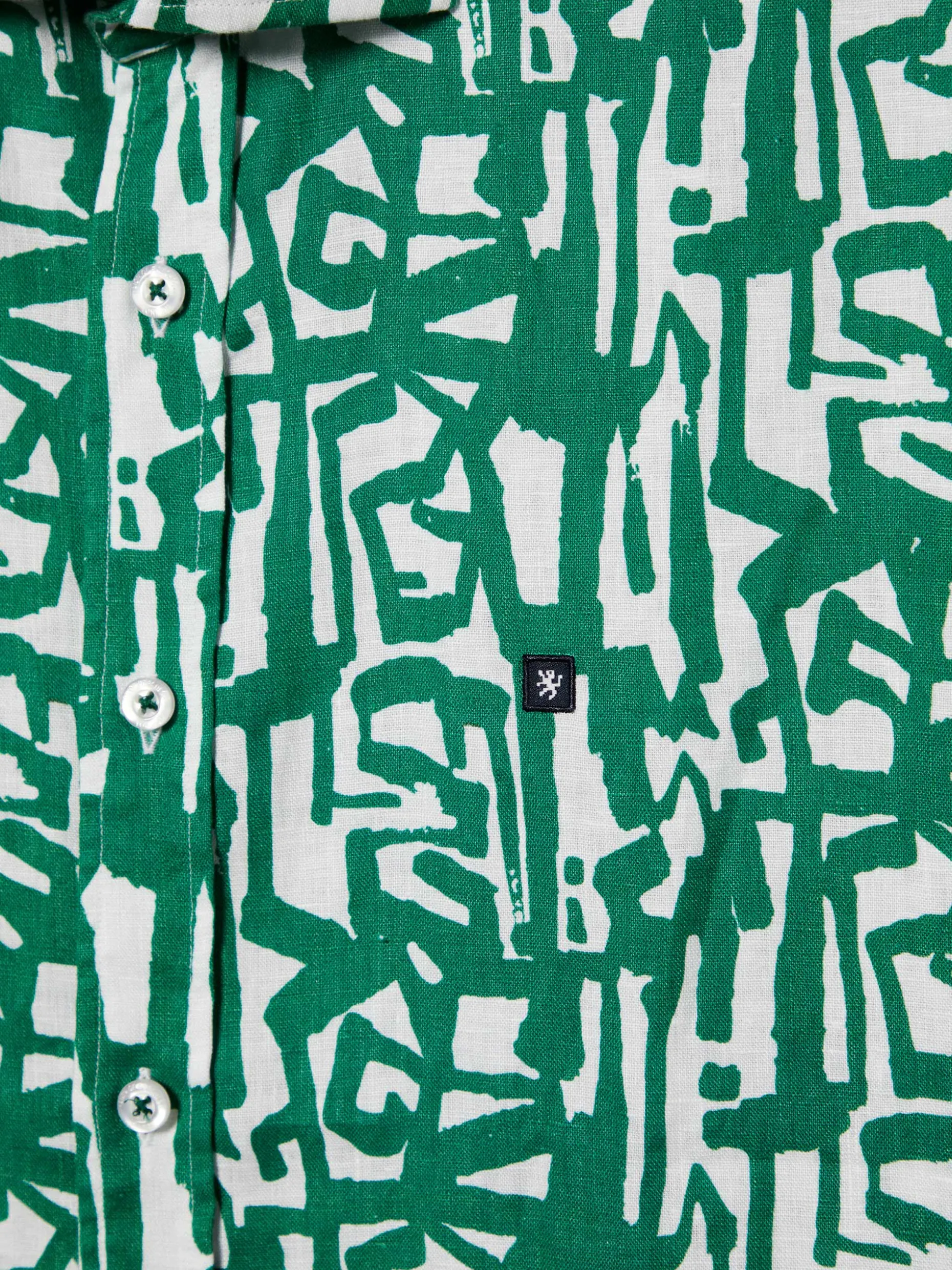 Camisa slim fit em linho com padrão all over