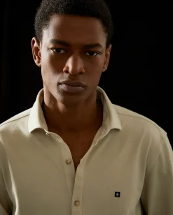 Camisa slim fit em malha piqué com carcela de polo