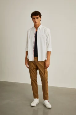 Camisa slim fit em sarja