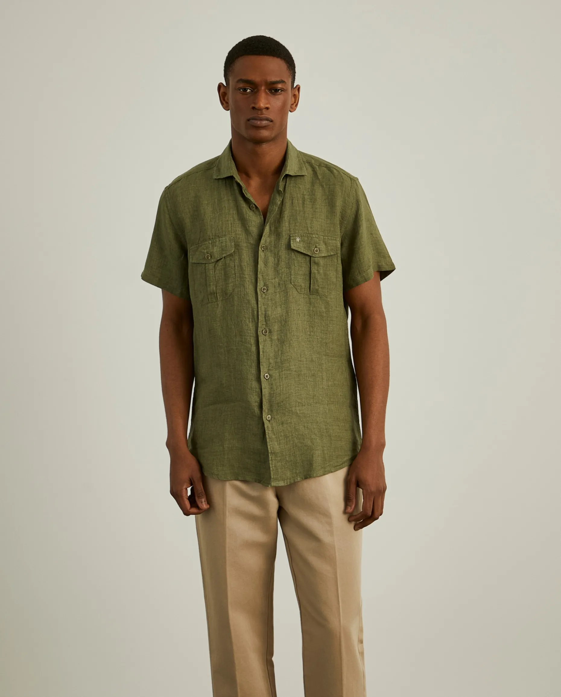 Camisa slim fit manga curta em linho