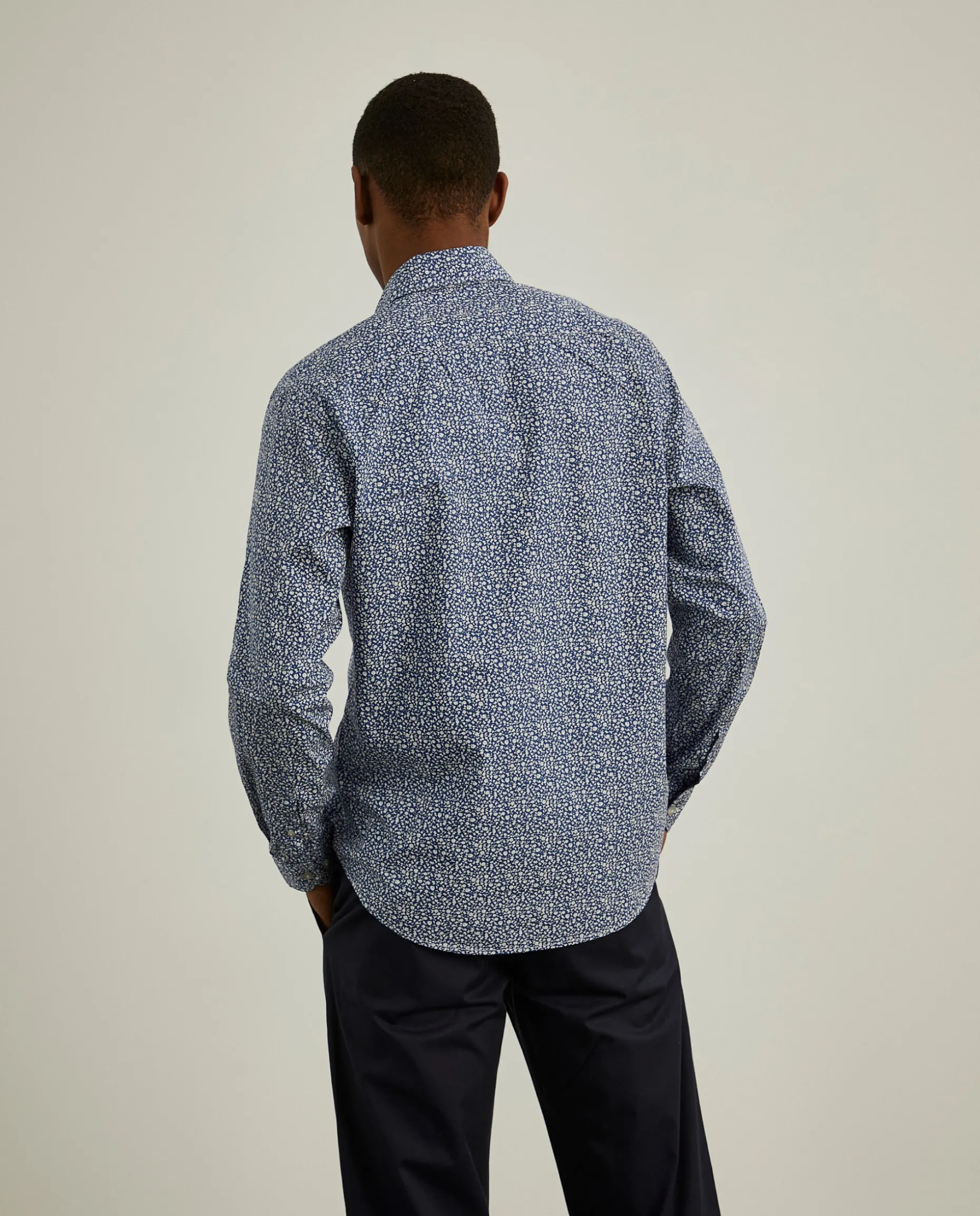 Camisa slim fit padrão floral