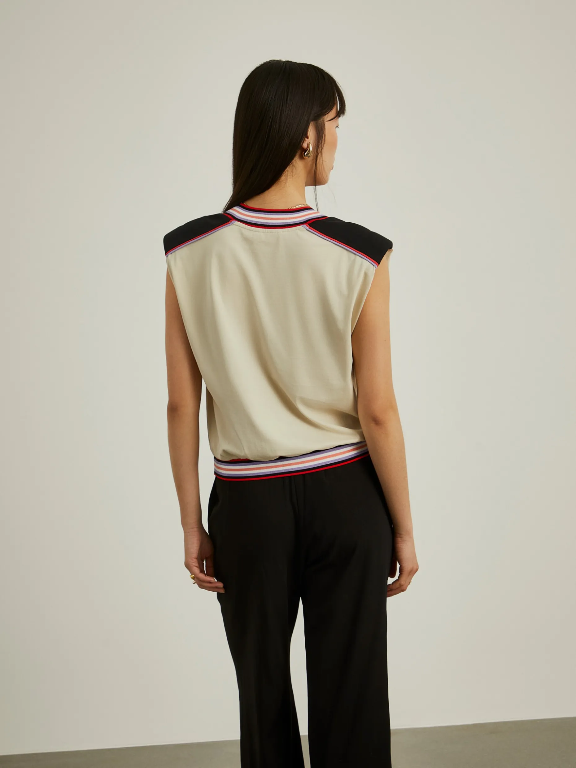 Camisola colorida sem mangas