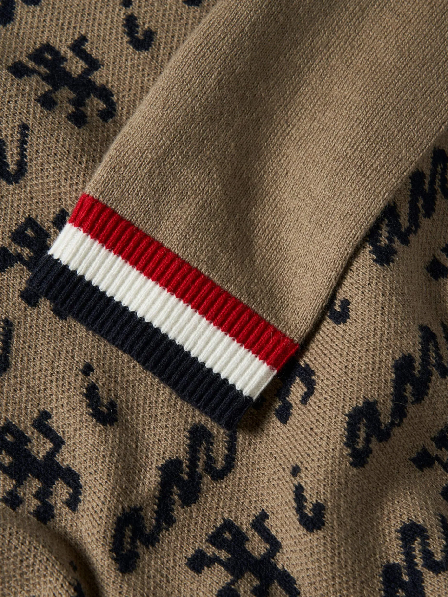 Camisola com branding all over na frente