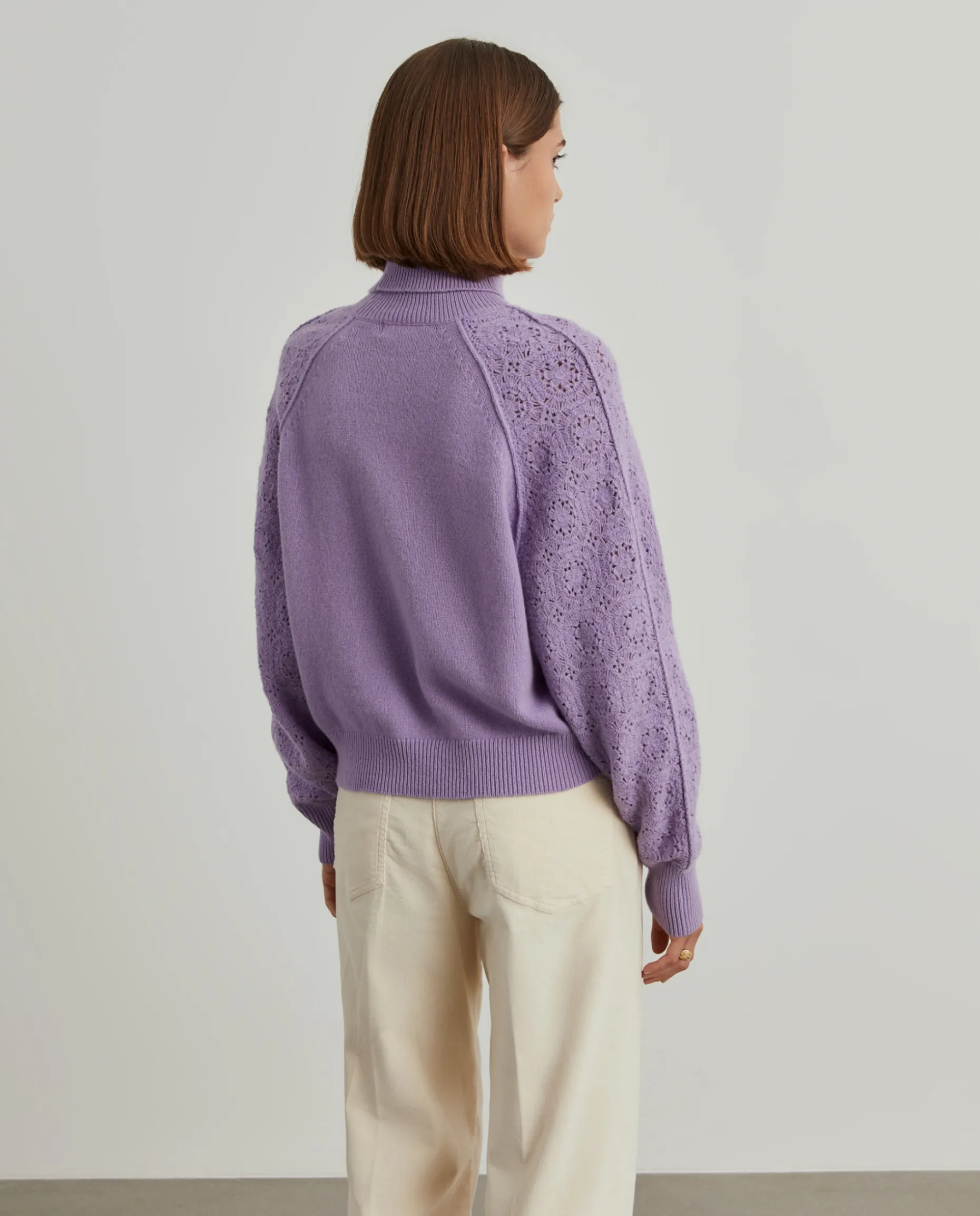 Camisola gola alta mangas croché