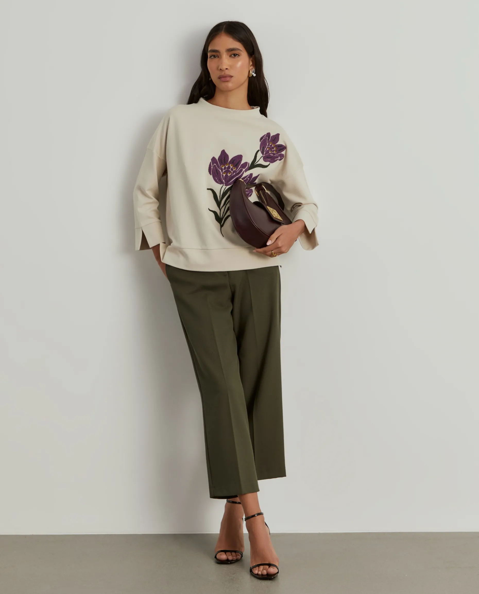 Camisola meia gola com bordado floral