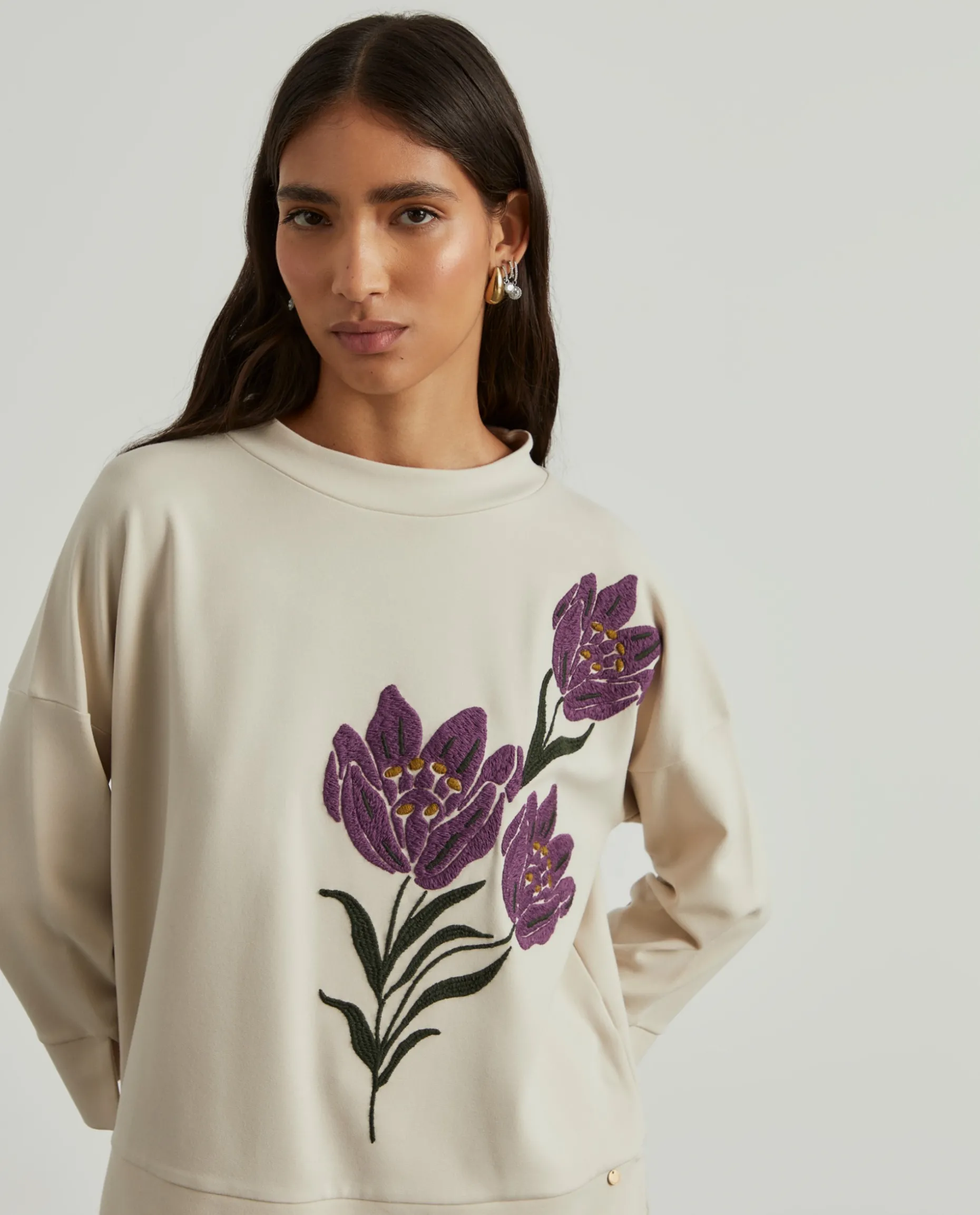 Camisola meia gola com bordado floral