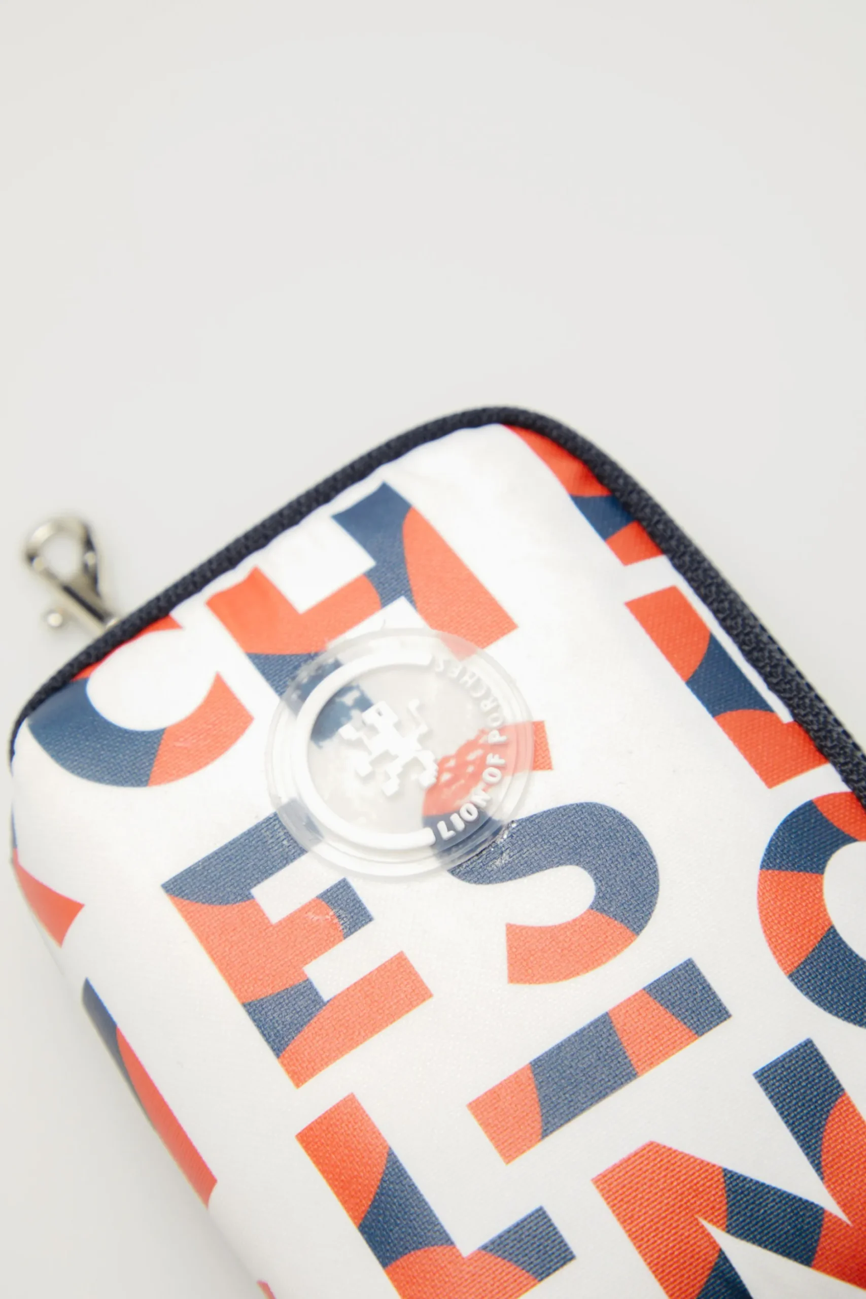 Carteira com logotipo colorido