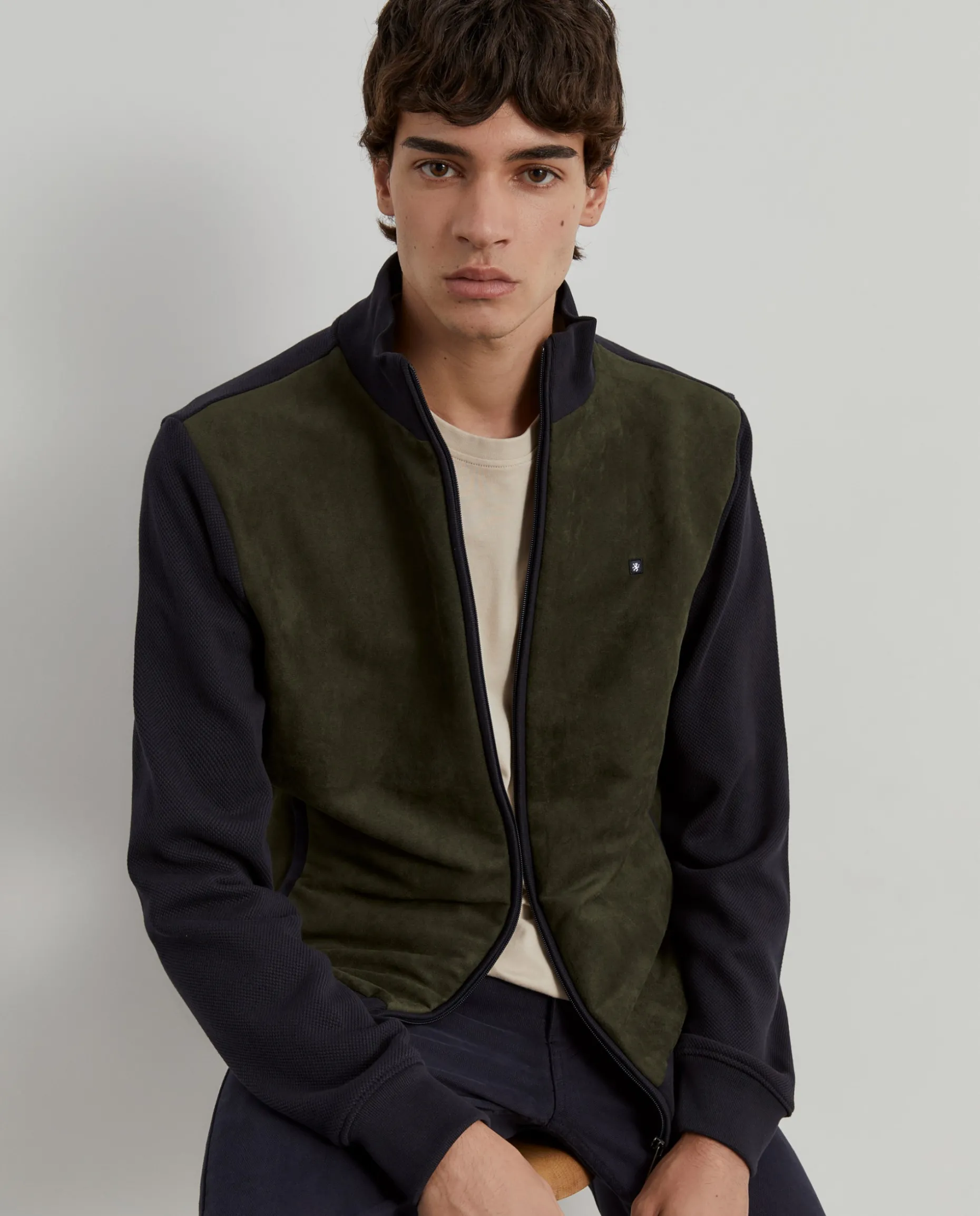 Casaco de malha bicolor frente em contraste