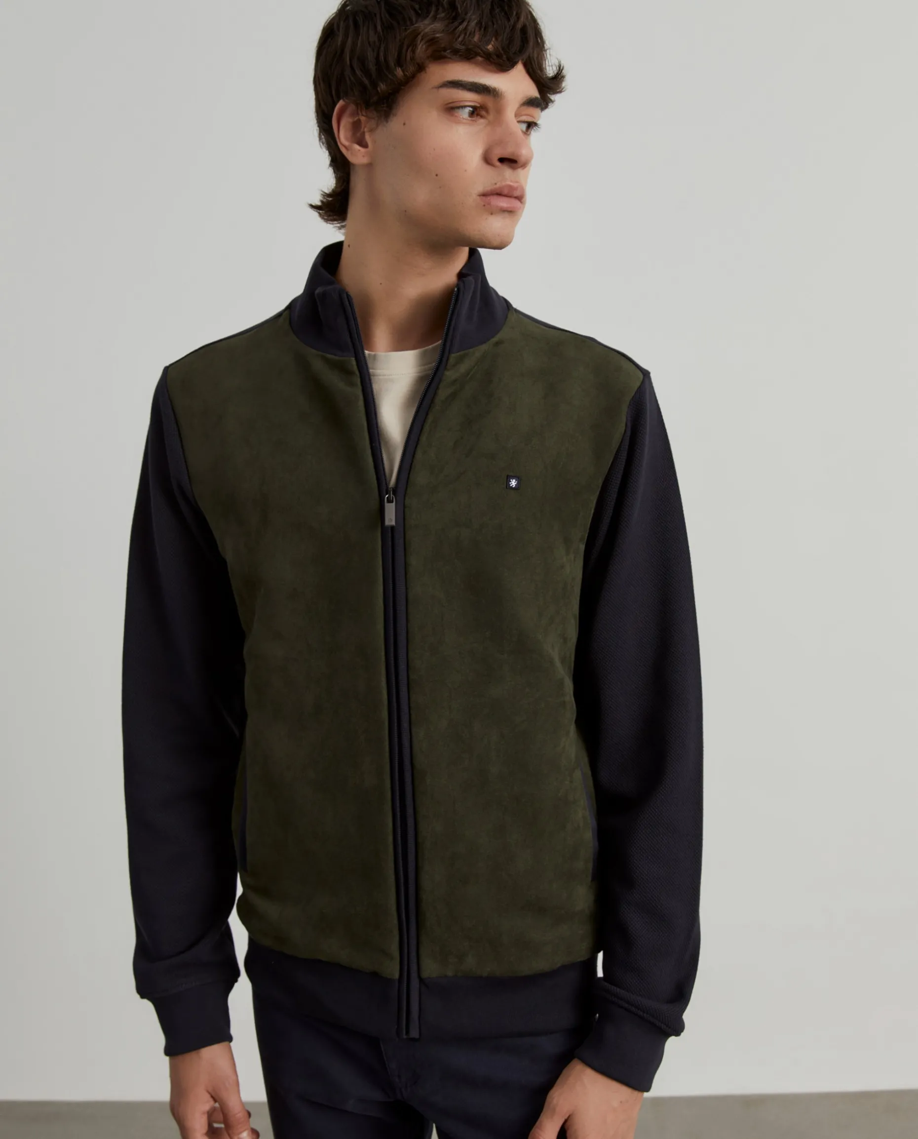 Casaco de malha bicolor frente em contraste