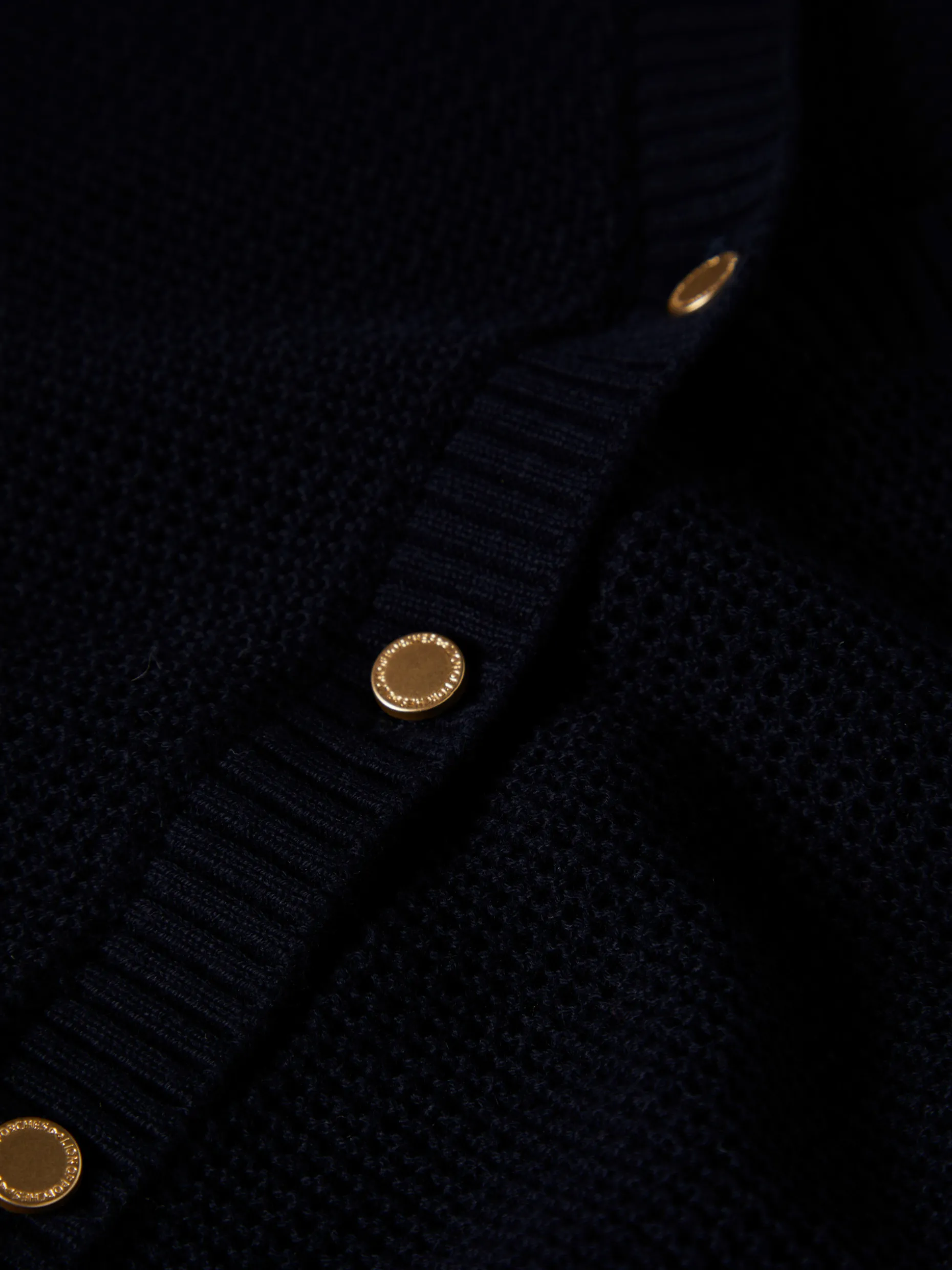 Casaco de malha com botões em contraste