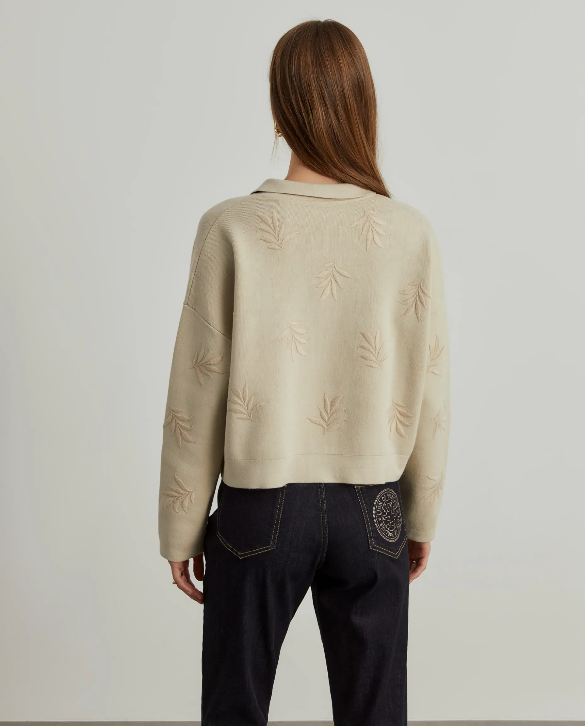 Casaco de malha com botões e bordado folhas