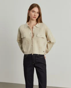 Casaco de malha com botões e bordado folhas