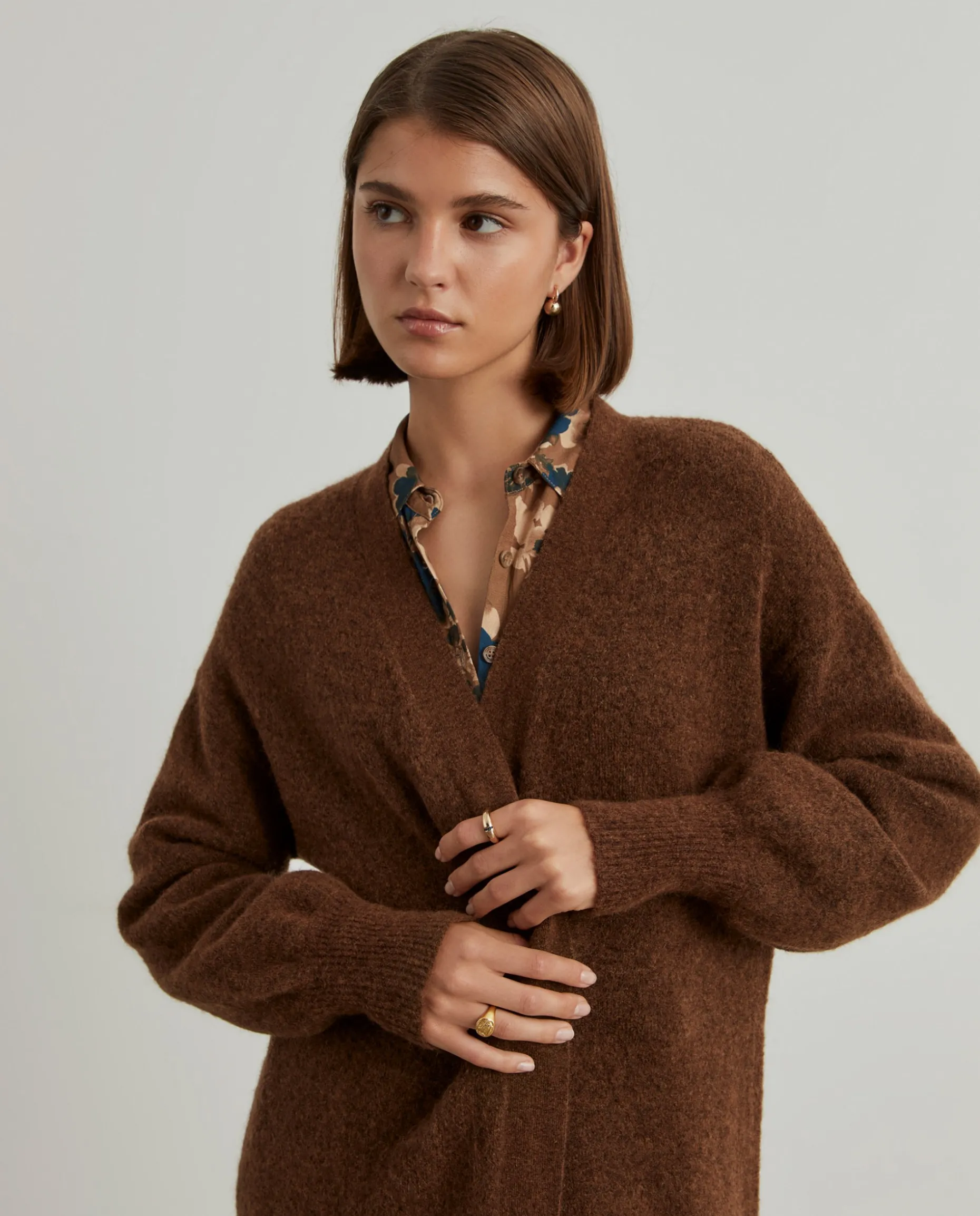 Casaco de malha comprido mangas abalonadas