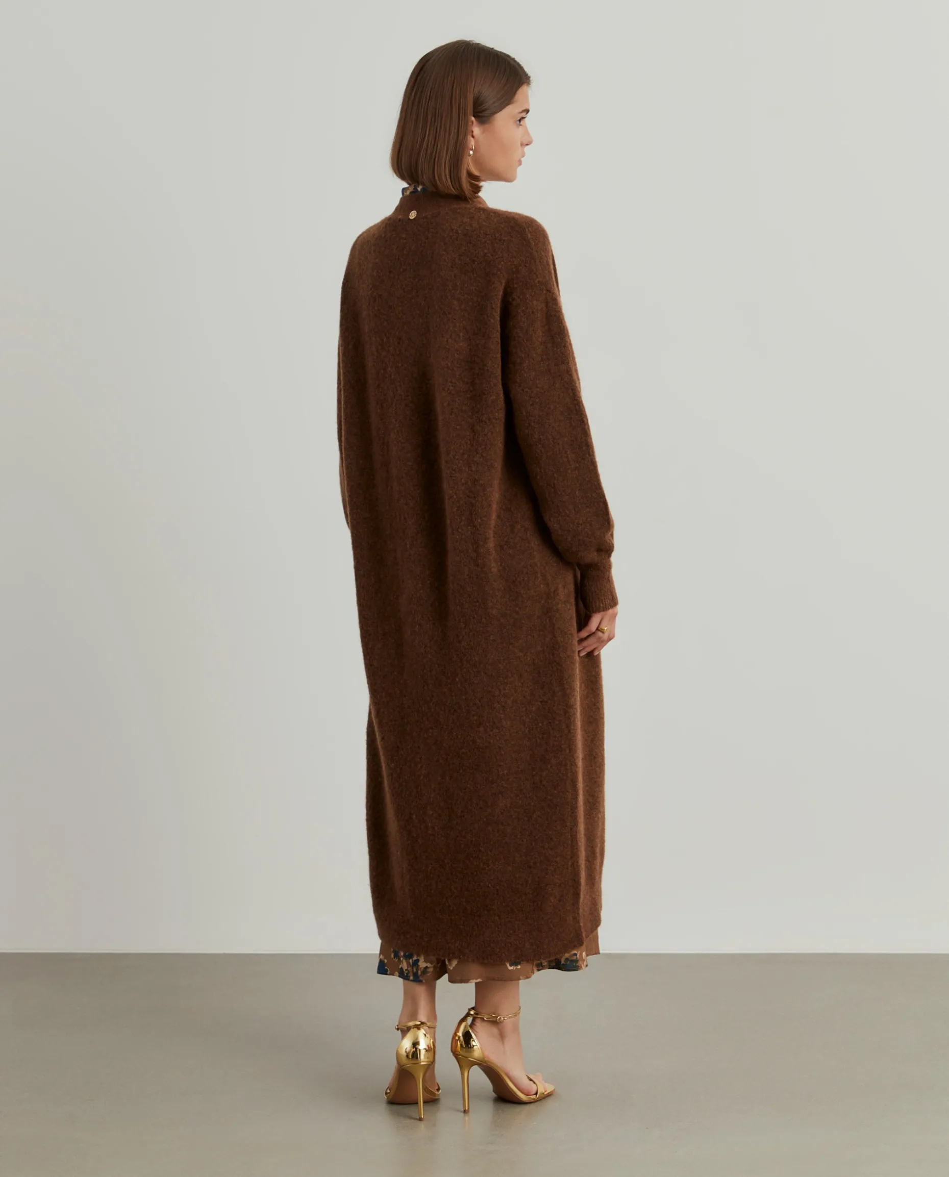 Casaco de malha comprido mangas abalonadas