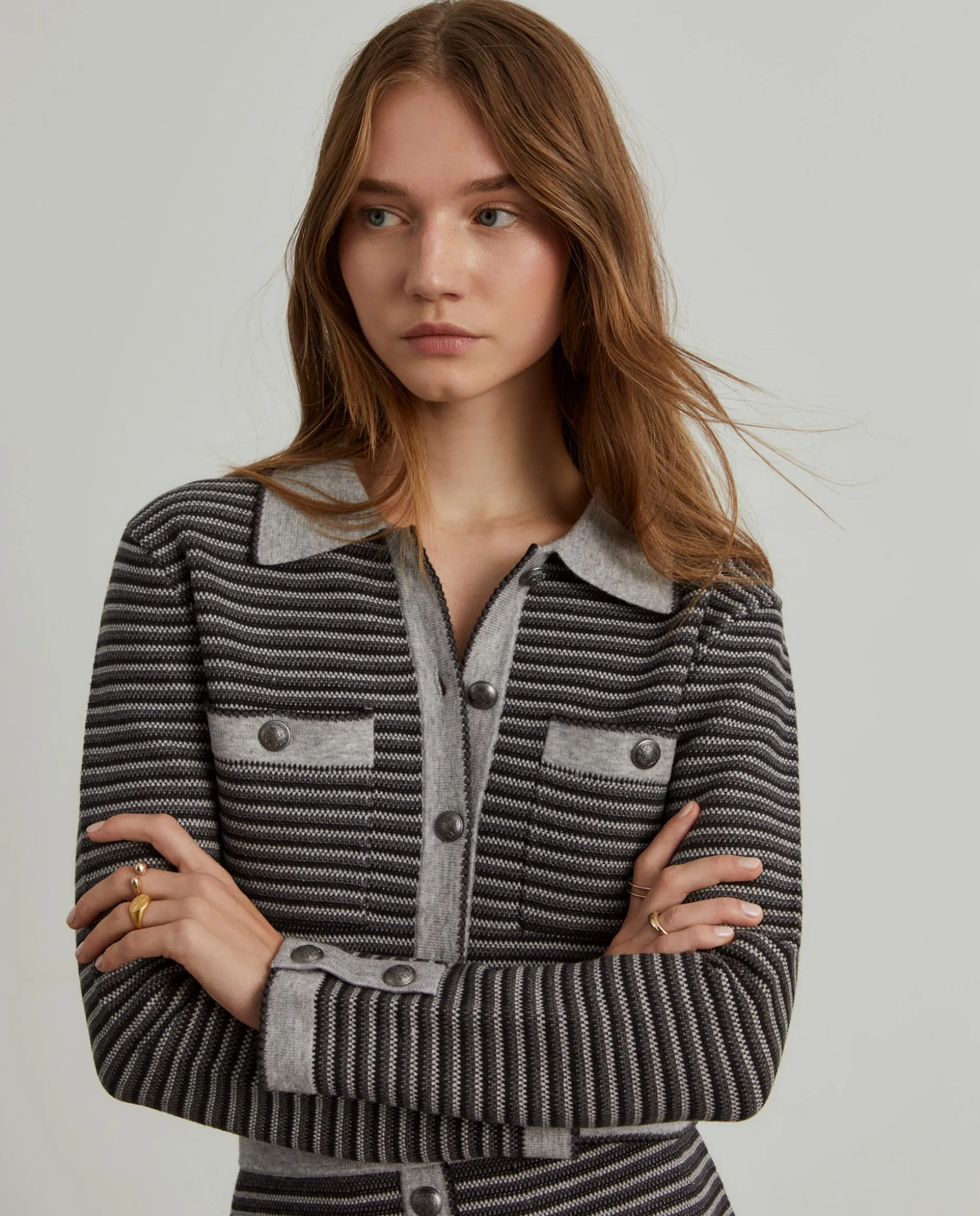 Casaco de malha às riscas com botões