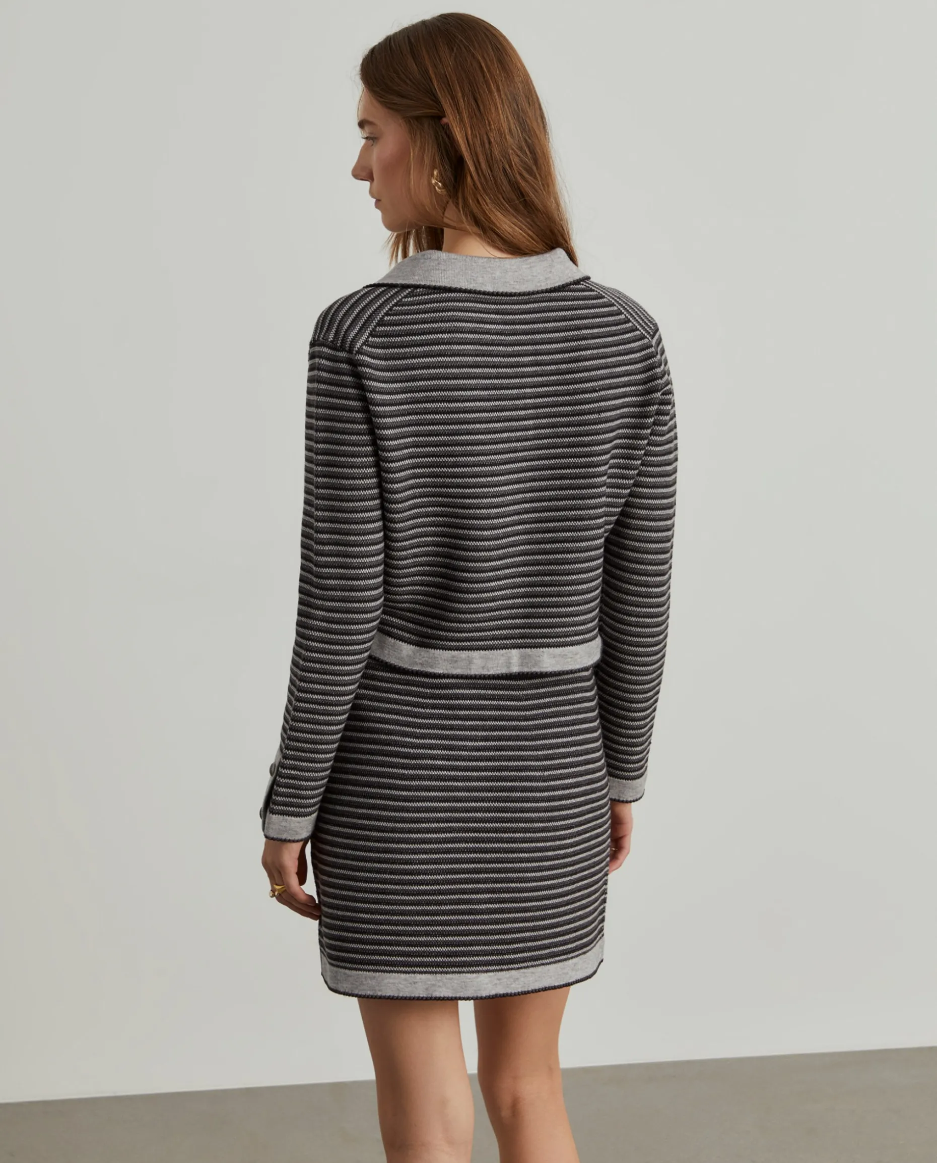 Casaco de malha às riscas com botões