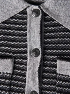 Casaco de malha às riscas com botões