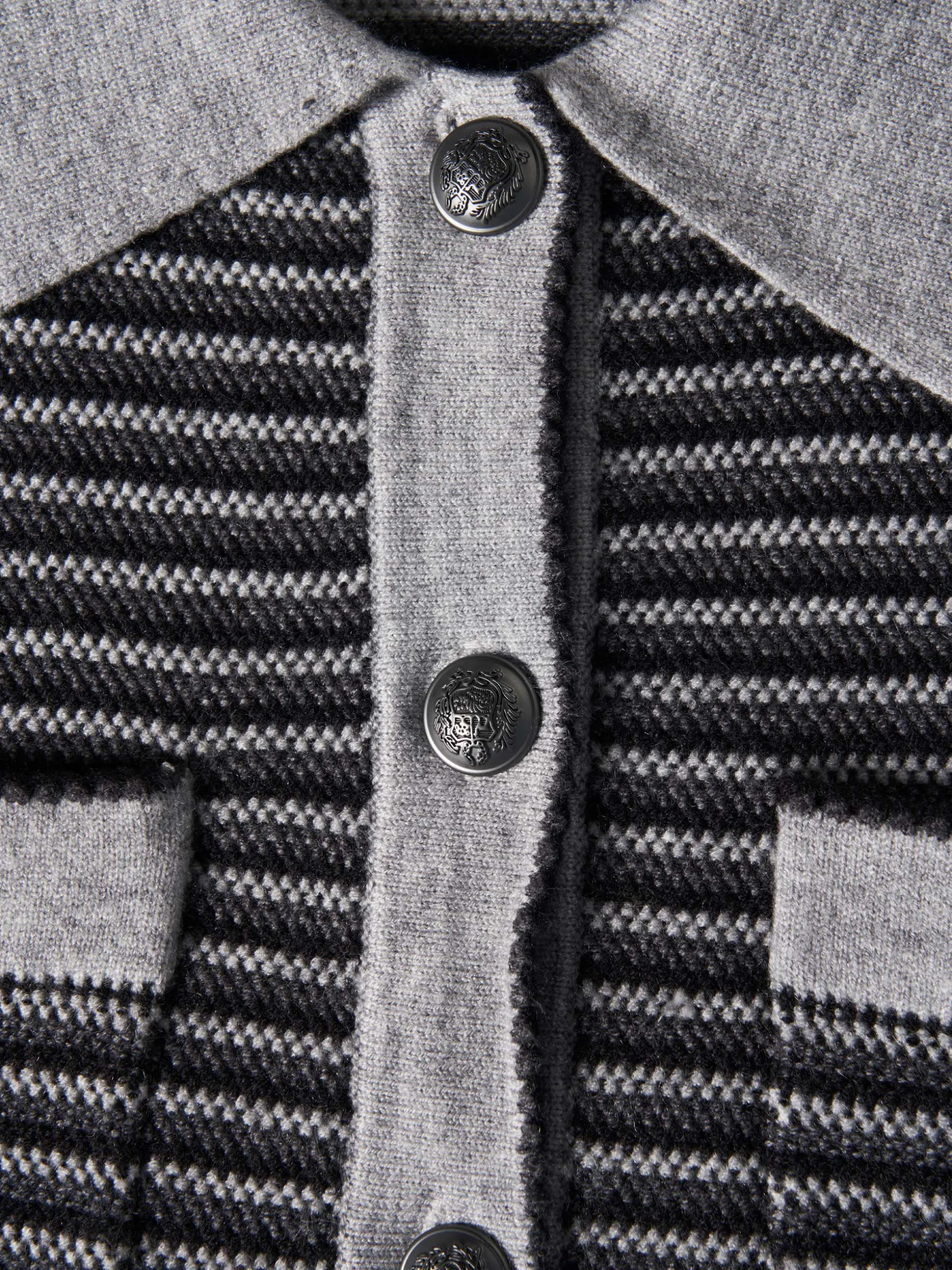 Casaco de malha às riscas com botões