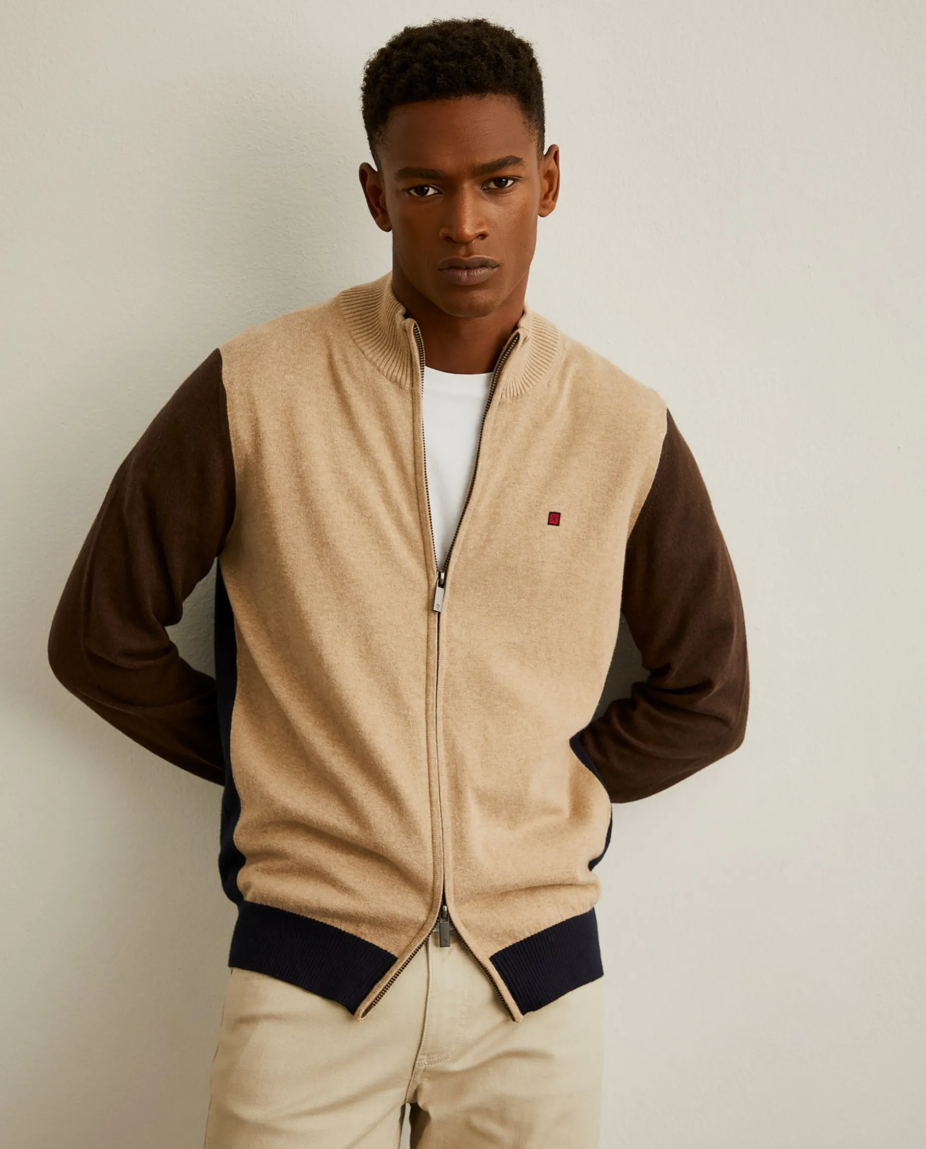 Casaco malha color block com fecho