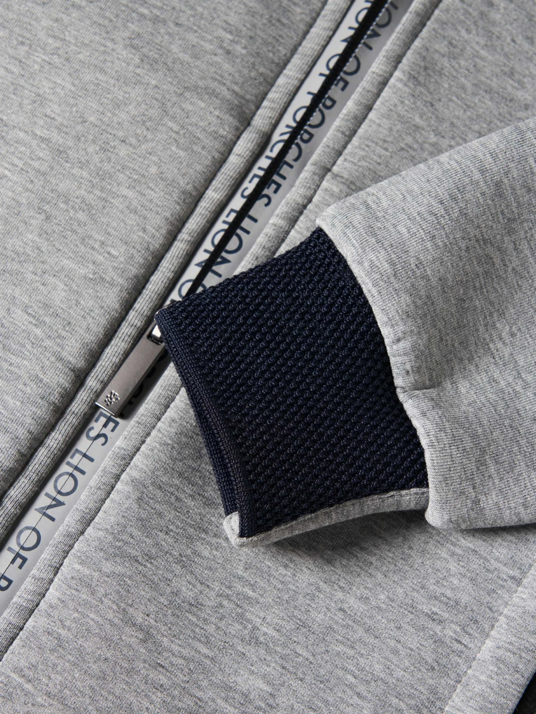 Casaco malha com capuz