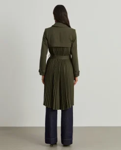 Casaco modelo gabardine com plissado