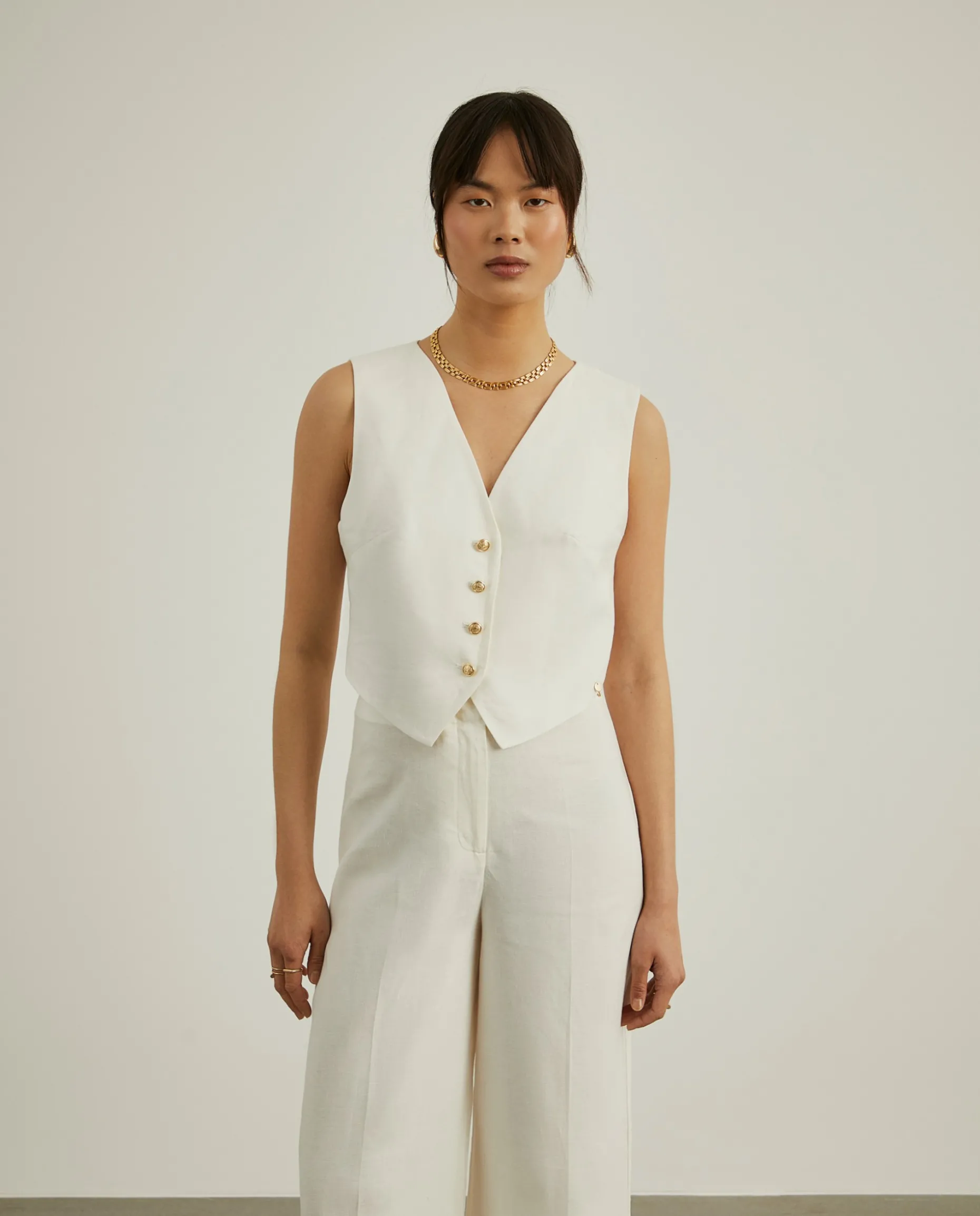 Colete 100% linho com botões brasão dourados