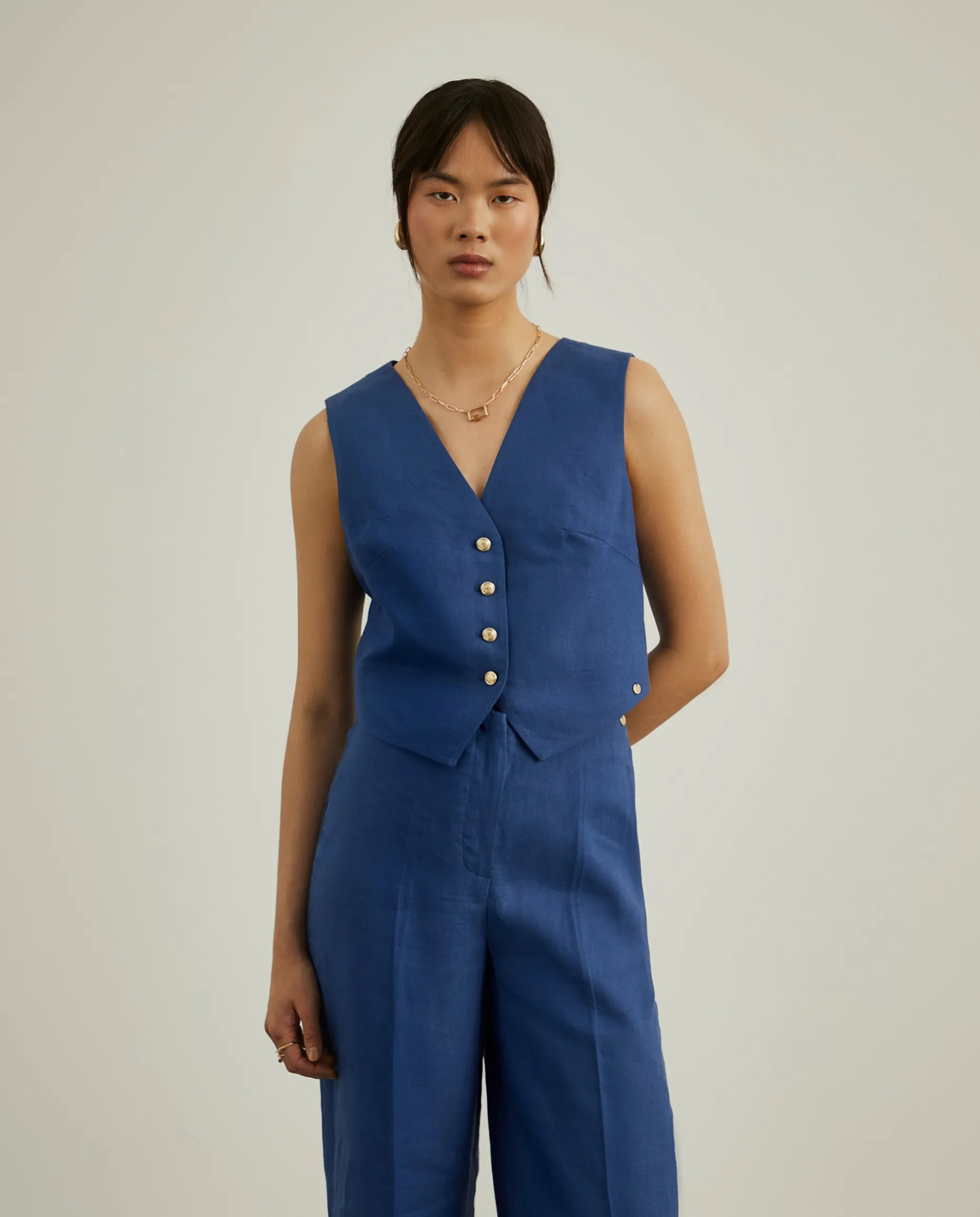 Colete 100% linho com botões brasão dourados