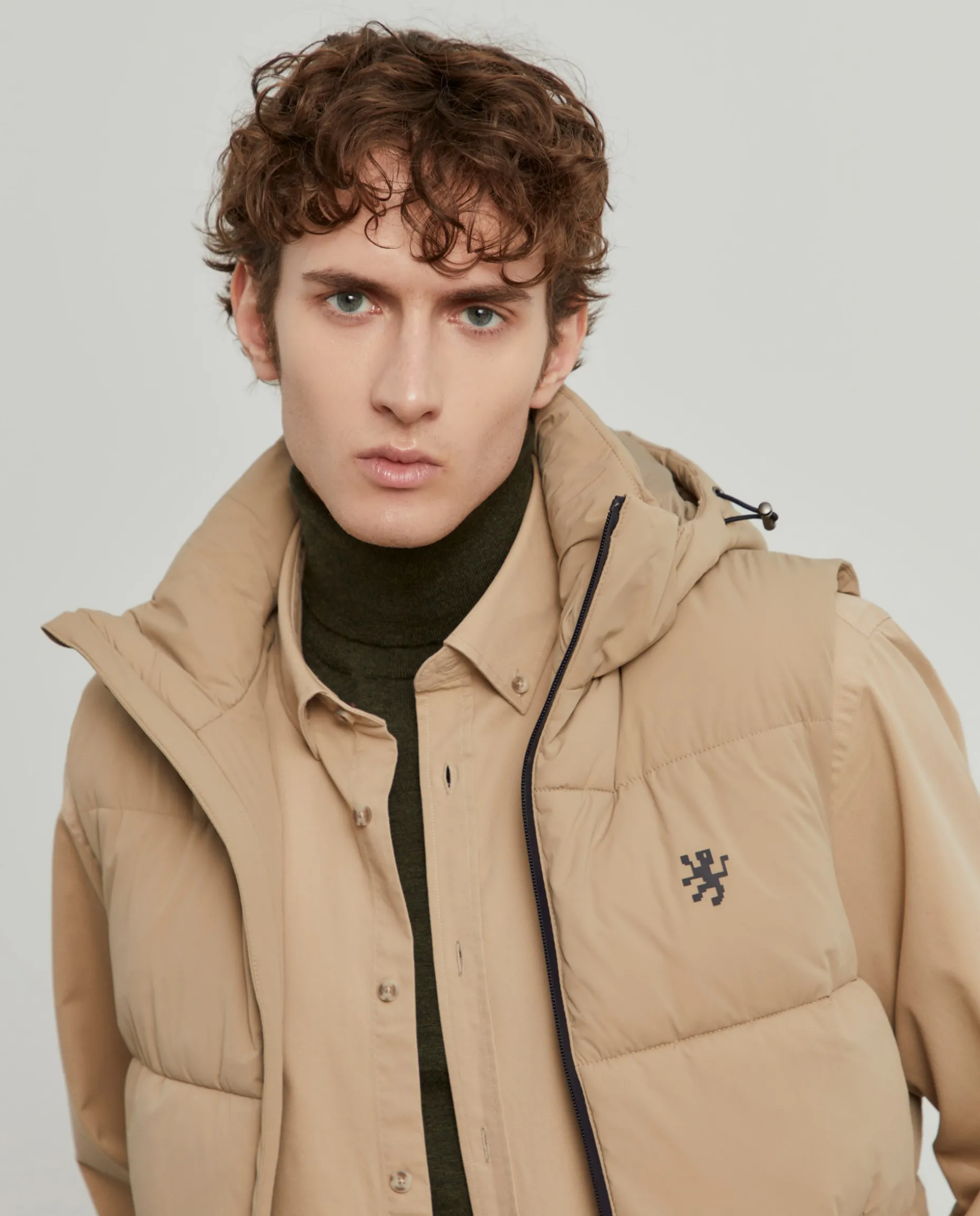 Colete acolchoado com capuz