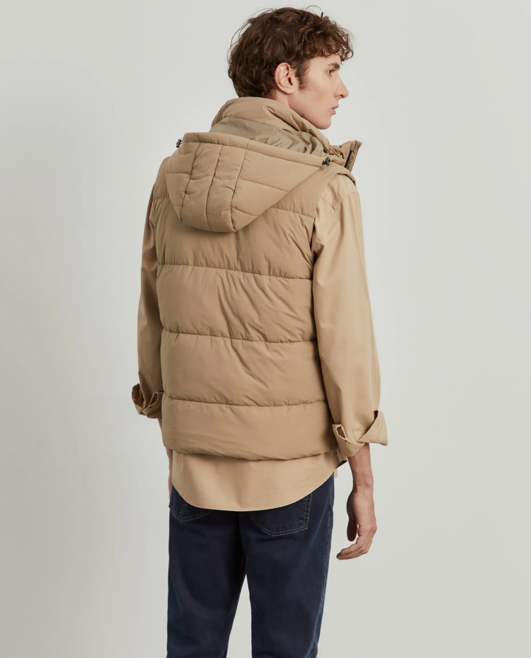 Colete acolchoado com capuz