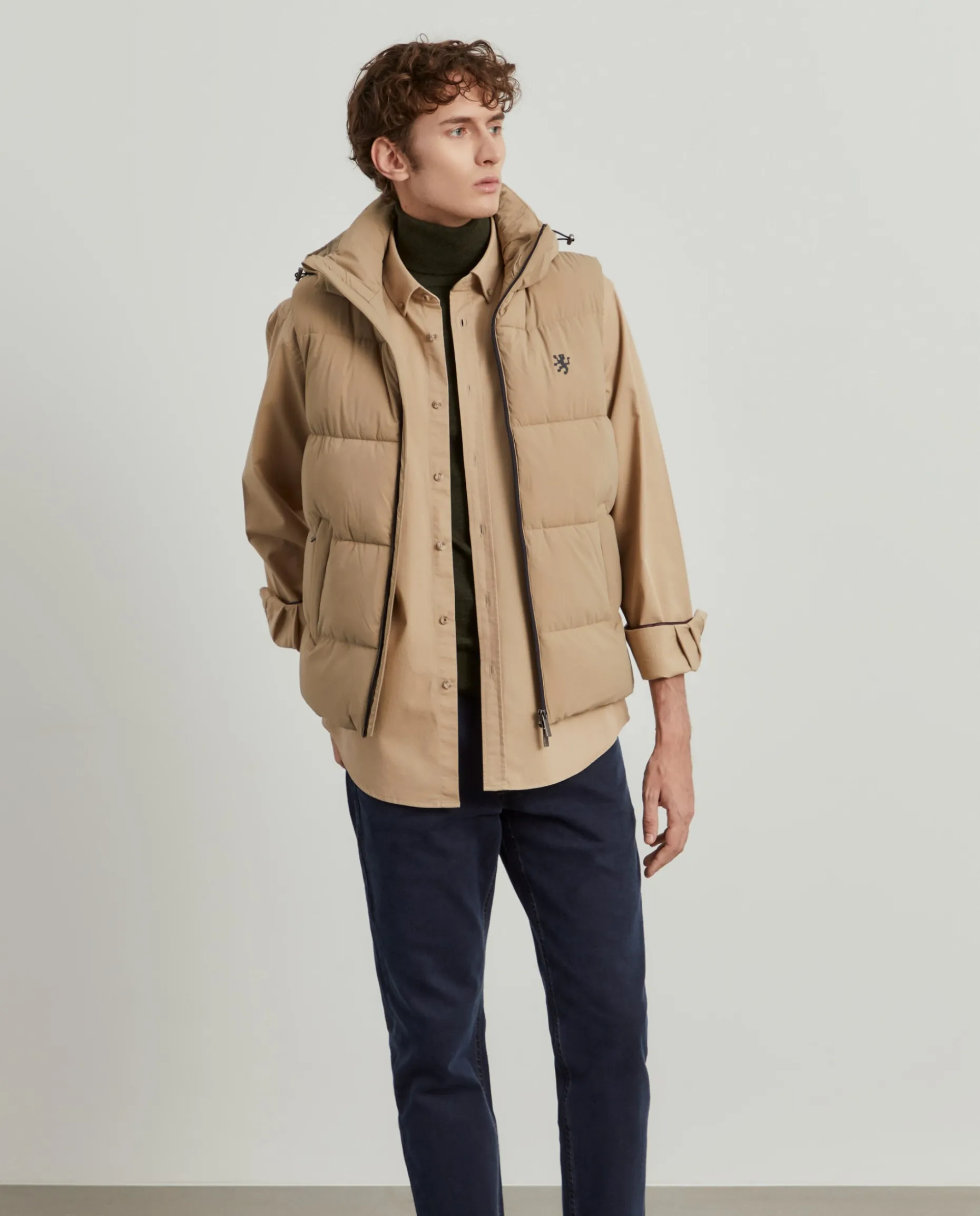 Colete acolchoado com capuz