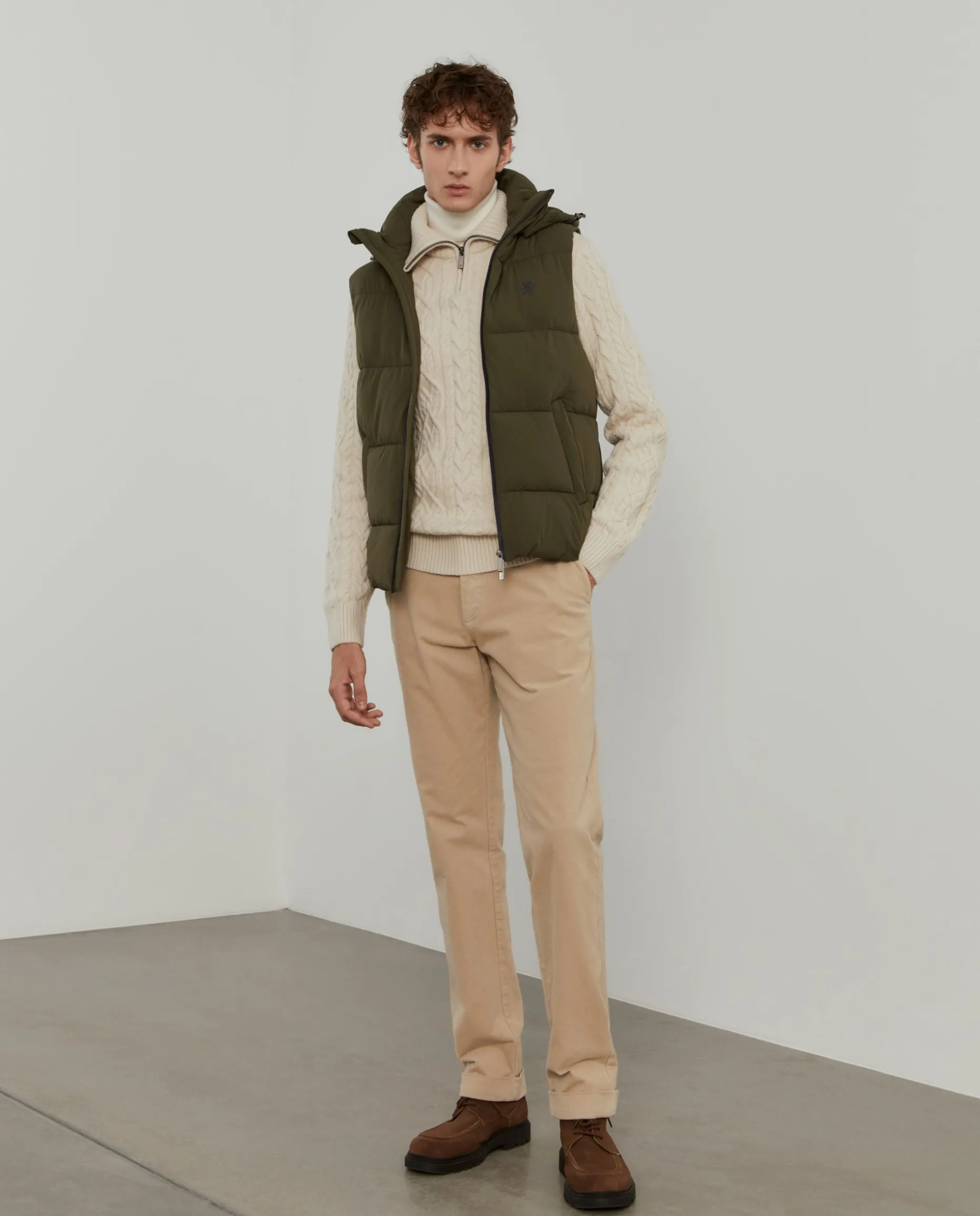 Colete acolchoado com capuz