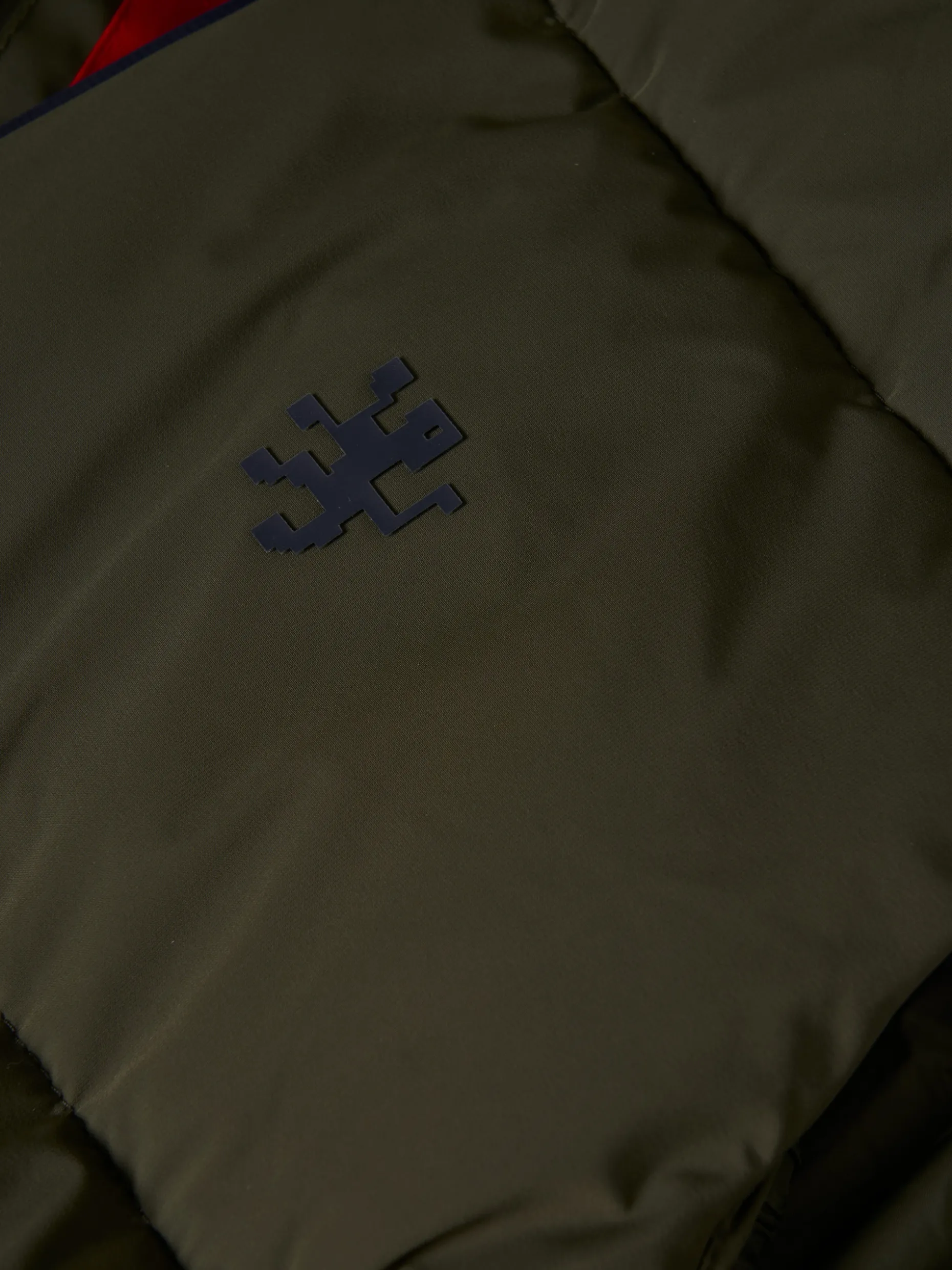 Colete acolchoado com capuz