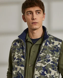 Colete reversível com padrão tropa e bolsos