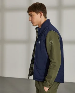 Colete reversível com padrão tropa e bolsos