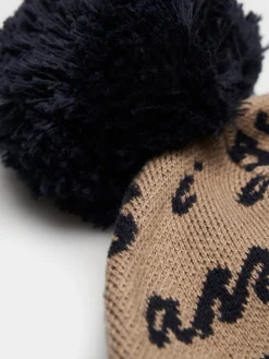 Gorro com pompom e branding all over