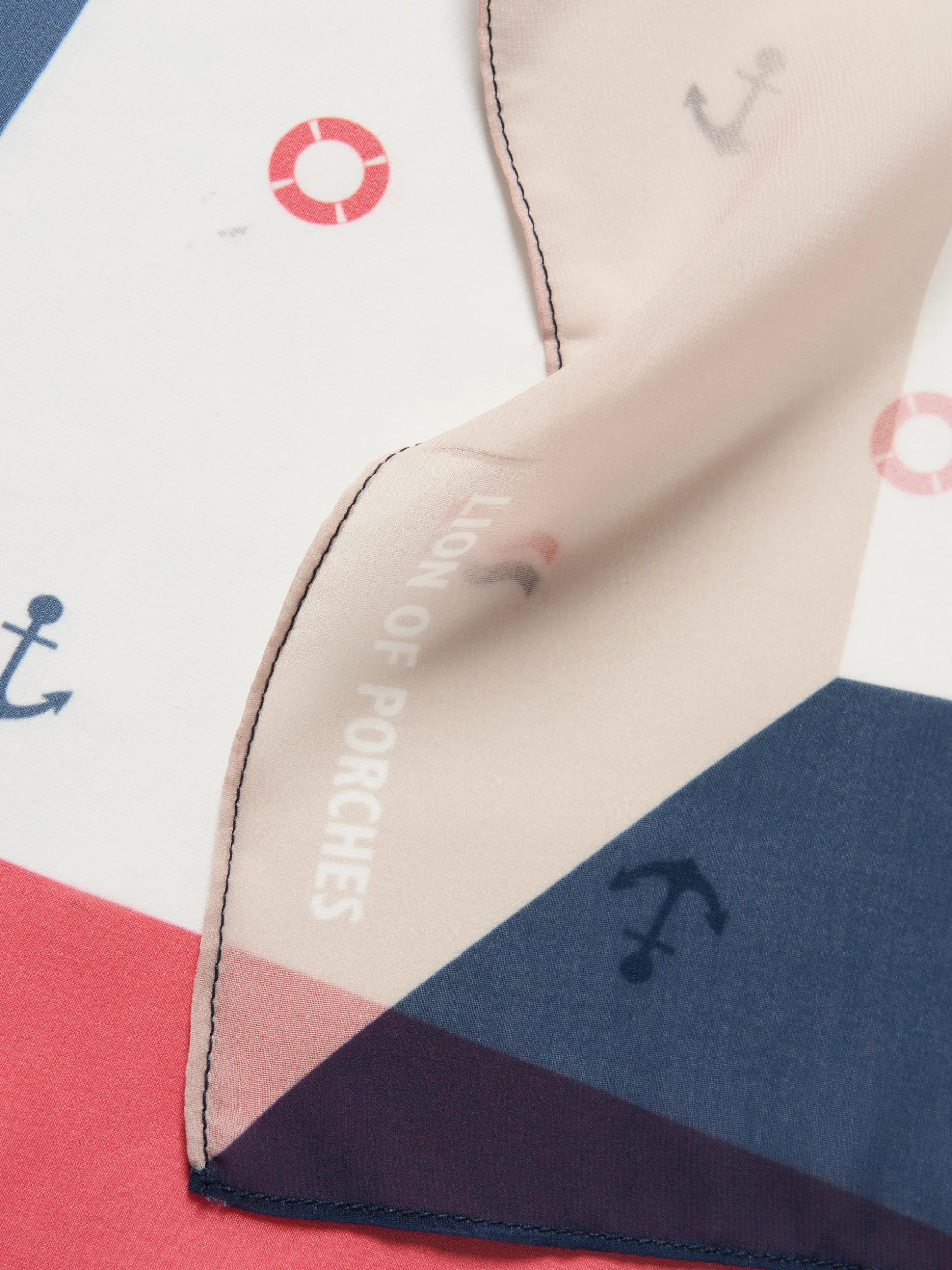 Lenço colorido com padrão náutico