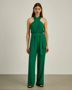 Macacão sem mangas com decote cruzado