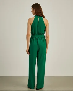 Macacão sem mangas com decote cruzado