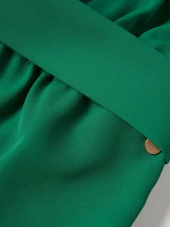 Macacão sem mangas com decote cruzado