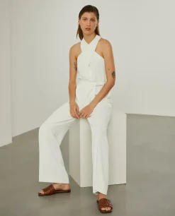 Macacão sem mangas e decote cruzado