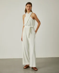 Macacão sem mangas e decote cruzado