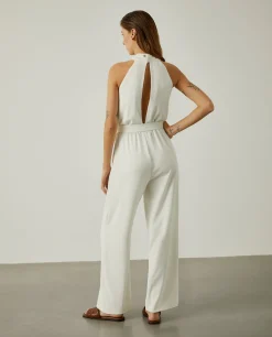 Macacão sem mangas e decote cruzado