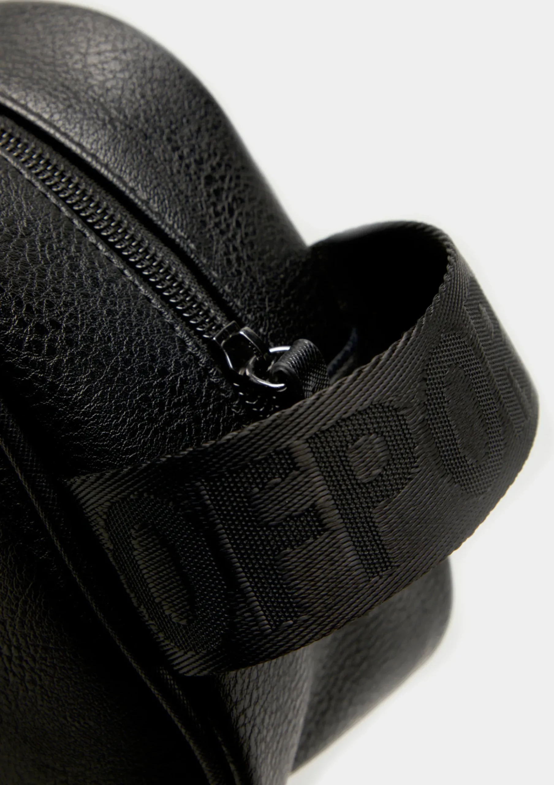 Necessaire efeito pele com alça de mão