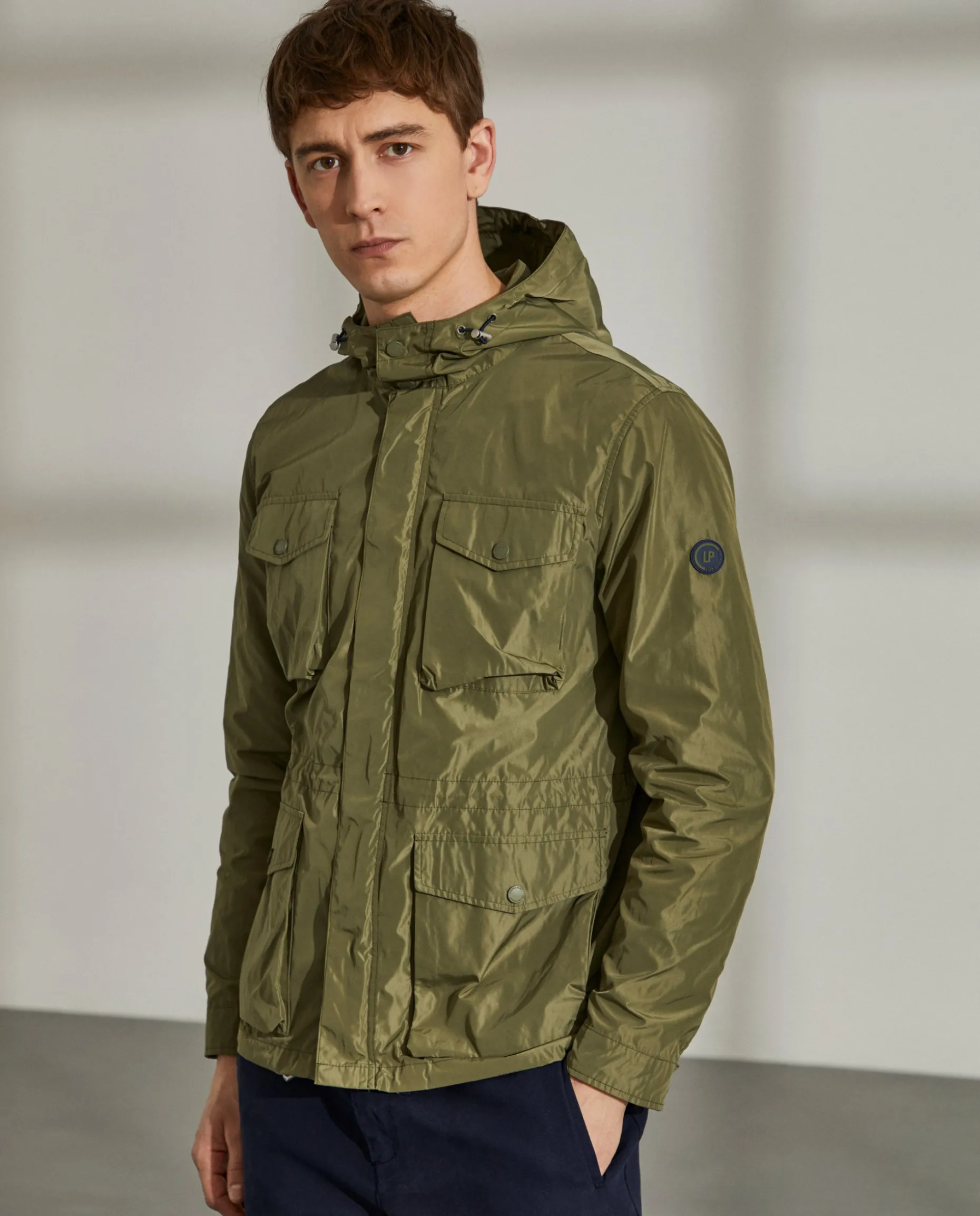 Parka em tecido técnico com capuz e bolsos