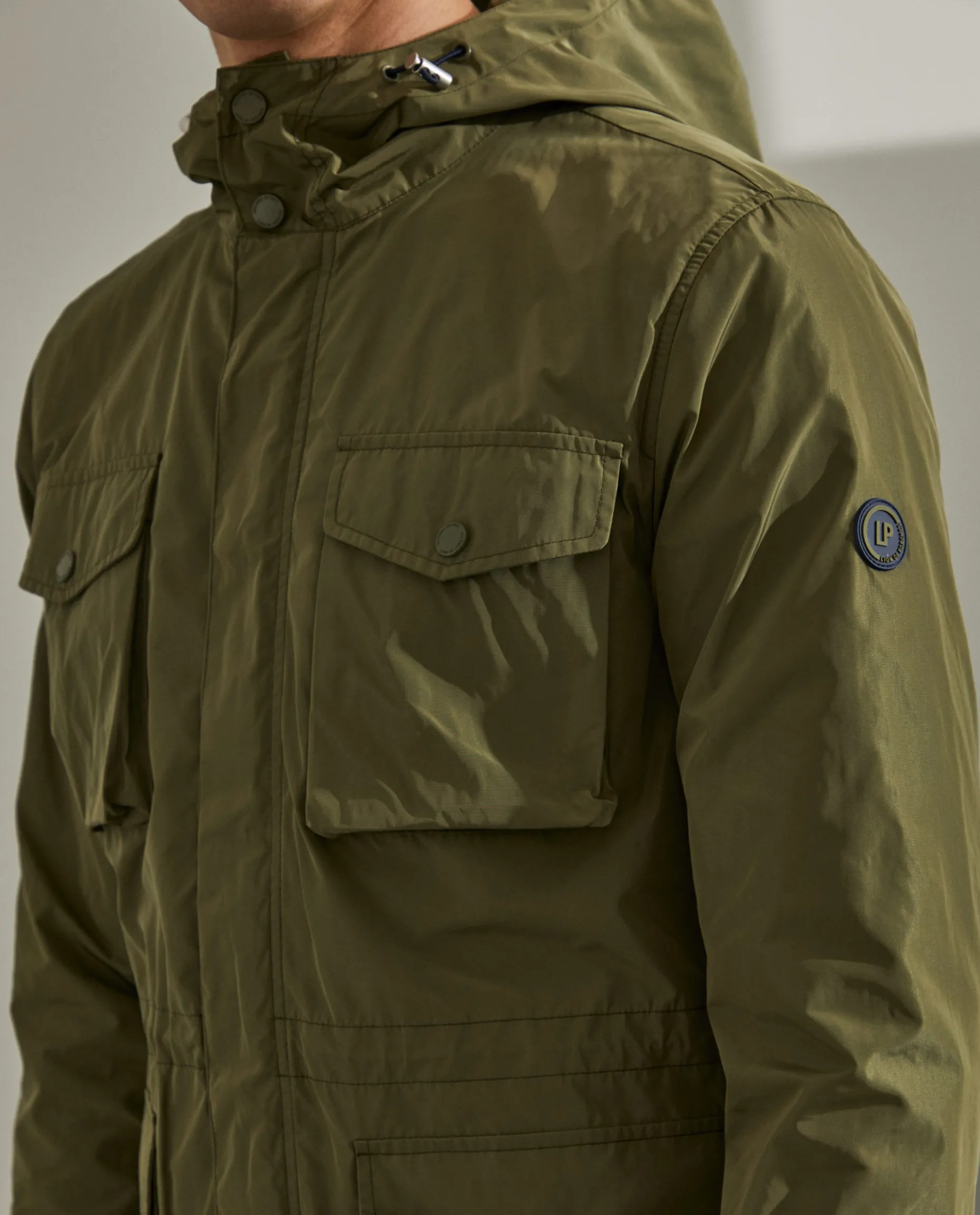 Parka em tecido técnico com capuz e bolsos