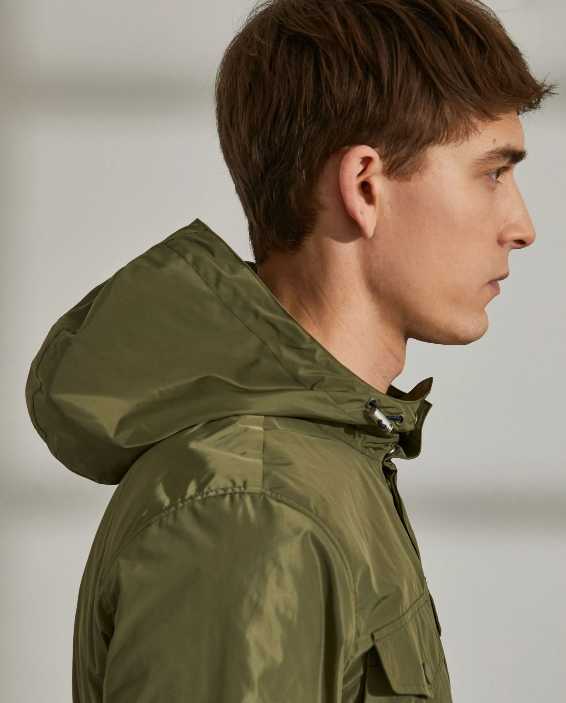 Parka em tecido técnico com capuz e bolsos