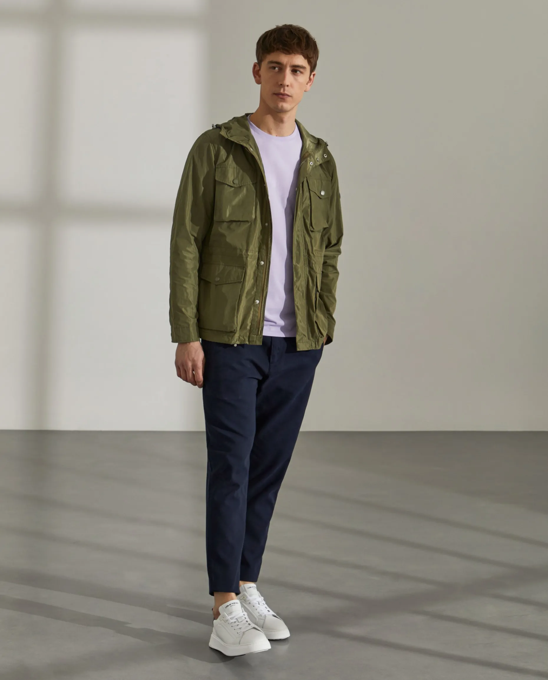 Parka em tecido técnico com capuz e bolsos