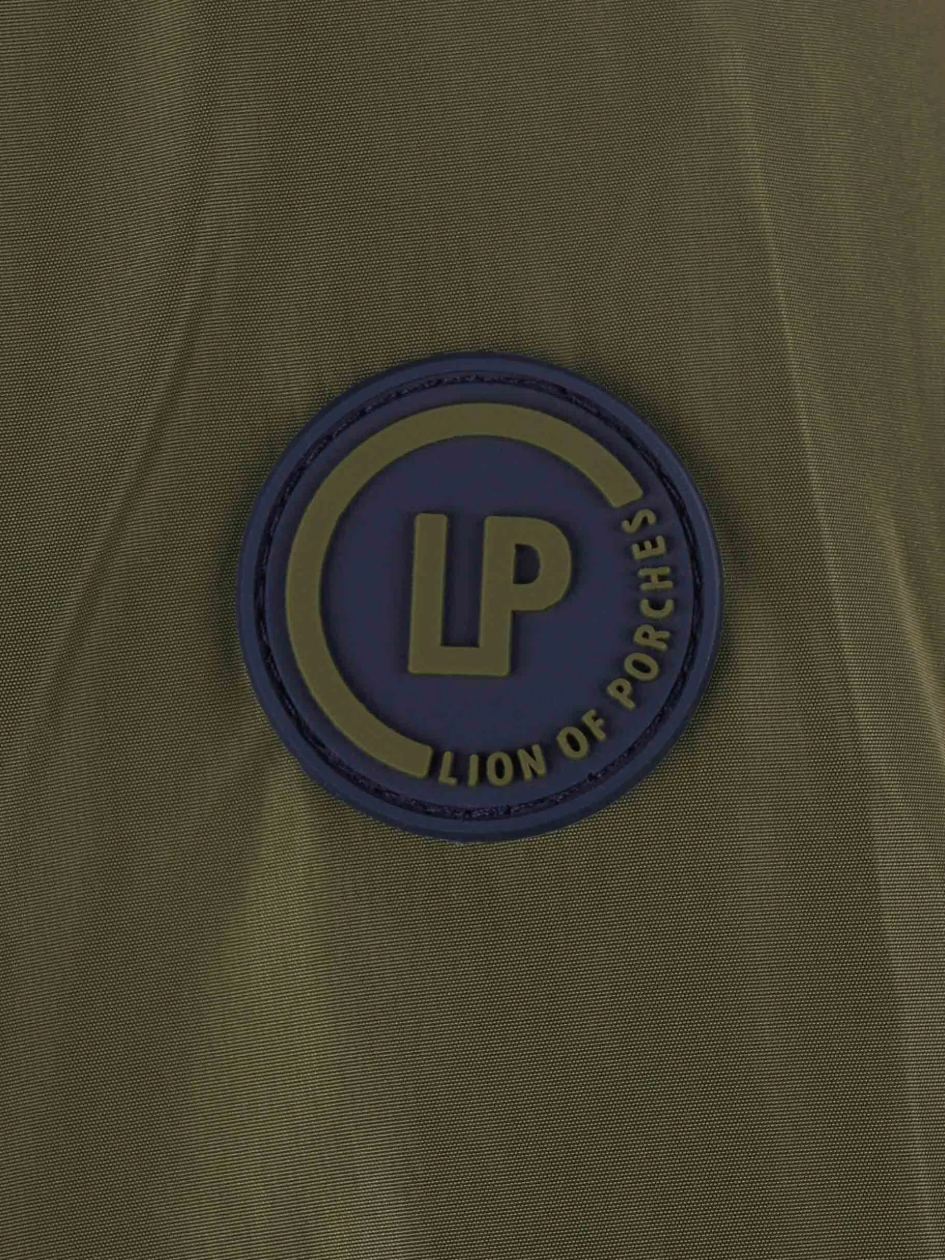 Parka em tecido técnico com capuz e bolsos