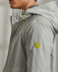 Parka para homem em tecido técnico com capuz e bolsos