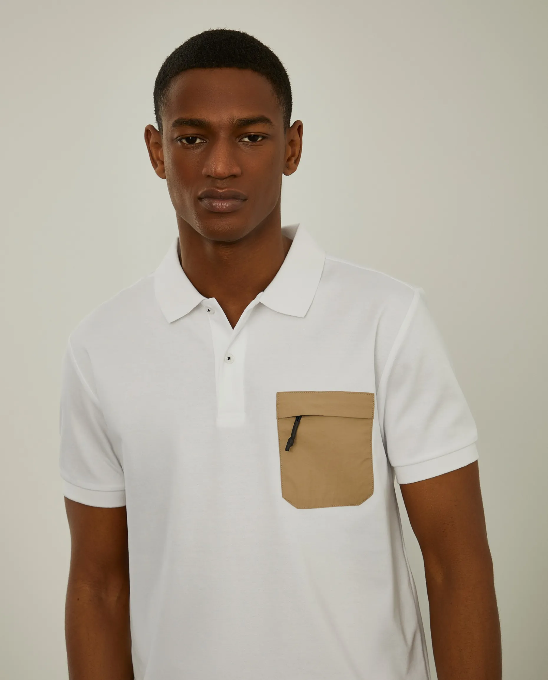 Polo slim fit com bolso em contraste